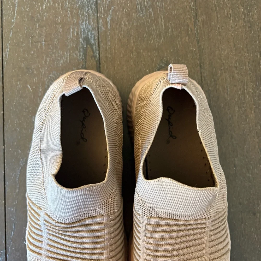 Qupid Beige Textured Lightweight Slip On Sneakers Shoes Women’s‎ Size 6